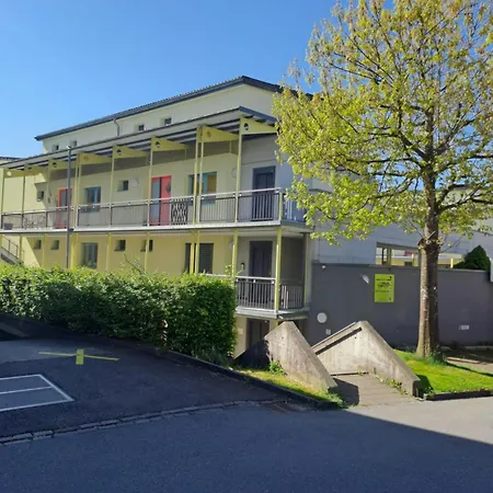 Moebliert In * Uznach
