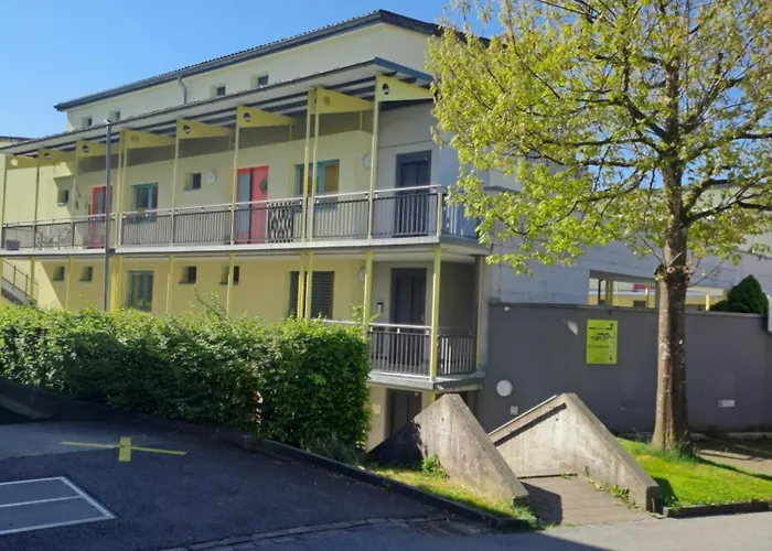 Moebliert In * Uznach